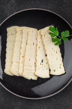 Tartiflette peyniri yumuşak peyniri dilimliyor lezzetli gurme yemek arkaplanı masada rustik yiyecekler üst görünüm fotokopi alanı