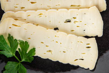 Tartiflette peyniri yumuşak peyniri dilimliyor lezzetli gurme yemek arkaplanı masada rustik yiyecekler üst görünüm fotokopi alanı