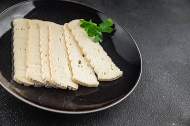 Tartiflette peyniri yumuşak peyniri dilimliyor lezzetli gurme yemek arkaplanı masada rustik yiyecekler üst görünüm fotokopi alanı