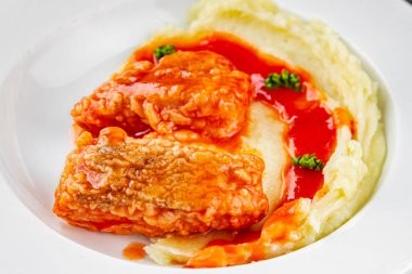 Balık yemeği, domates sosu ve patates püresi. Lezzetli taze gurme yemek arka plan masa. Kırsal yemek, fotokopi alanı.