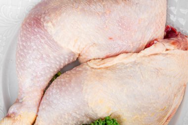 Çiğ tavuk bacağı kümes hayvanı eti lezzetli taze gurme yemek arka plan masa yemeği rustik yemek üst görünüm uzay 