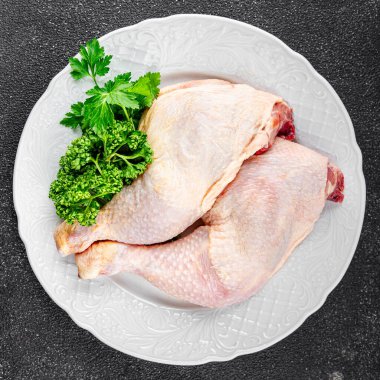 Çiğ tavuk bacağı kümes hayvanı eti lezzetli taze gurme yemek arka plan masa yemeği rustik yemek üst görünüm uzay 