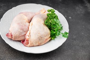 Çiğ tavuk bacağı kümes hayvanı eti lezzetli taze gurme yemek arka plan masa yemeği rustik yemek üst görünüm uzay 
