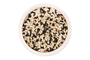 Susamlı baharat karışımı beyaz ve siyah lezzetli taze gurme yemek arkaplanı masa rustik gıda üst görünüm fotokopi alanı