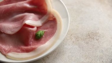 Domuz pastırması, et ve gurme yemek arkaplanı. Köy yemeklerinin üst görüntüsü, fotokopi alanı.