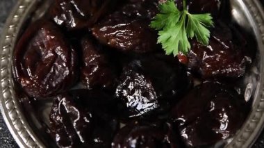 Kurutulmuş kuru erik, kurutulmuş erik ve gurme yemek arka planda masada rustik gıda fotokopi alanı keto ve paleo diyet vejetaryen ve vejetaryen gıda