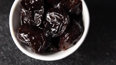 Kurutulmuş kuru erik, kurutulmuş erik ve gurme yemek arka planda masada rustik gıda fotokopi alanı keto ve paleo diyet vejetaryen ve vejetaryen gıda