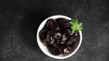 Kurutulmuş kuru erik, kurutulmuş erik ve gurme yemek arka planda masada rustik gıda fotokopi alanı keto ve paleo diyet vejetaryen ve vejetaryen gıda