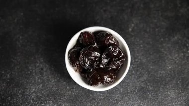 Kurutulmuş kuru erik, kurutulmuş erik ve gurme yemek arka planda masada rustik gıda fotokopi alanı keto ve paleo diyet vejetaryen ve vejetaryen gıda