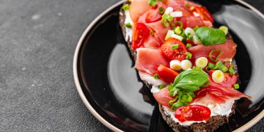 Jambon, domates, yeşillik taze lezzetli gurme yemek arkaplanı masa kırsal yiyeceklerin üst görünümü fotokopi alanı.