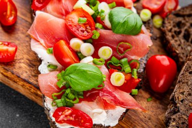 Jambon, domates, yeşillik taze lezzetli gurme yemek arkaplanı masa kırsal yiyeceklerin üst görünümü fotokopi alanı.