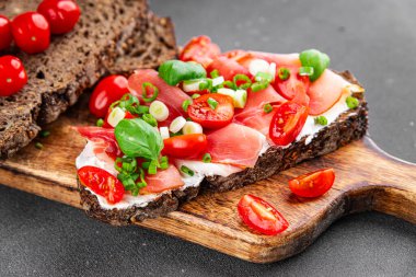 Jambon, domates, yeşillik taze lezzetli gurme yemek arkaplanı masa kırsal yiyeceklerin üst görünümü fotokopi alanı.