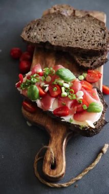 Jambon, domates, yeşillik taze lezzetli gurme yemek arkaplanı masa kırsal yiyeceklerin üst görünümü fotokopi alanı.