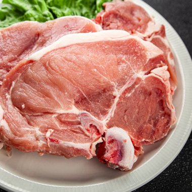 Kemiklerin üzerinde domuz eti taze et lezzetli yemek lezzetli gurme yemek arka planı masa rustik gıda üst görünüm fotokopi alanı