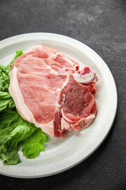 Kemiklerin üzerinde domuz eti taze et lezzetli yemek lezzetli gurme yemek arka planı masa rustik gıda üst görünüm fotokopi alanı