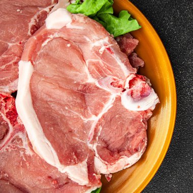 Kemiklerin üzerinde domuz eti taze et lezzetli yemek lezzetli gurme yemek arka planı masa rustik gıda üst görünüm fotokopi alanı