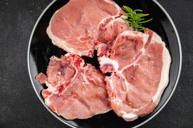 Kemiklerin üzerinde domuz eti taze et lezzetli yemek lezzetli gurme yemek arka planı masa rustik gıda üst görünüm fotokopi alanı