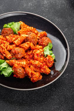 Köfteli makarna, domates sosu taze lezzetli yemek gurme yemek arka planı, masa kırsal yiyeceklerin üst görüntüsü, fotokopi alanı.