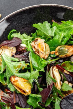 Yapraklı salata ve deniz ürünleri taze lezzetli yemek arkaplanı masanın üstünde lezzetli gurme yemek üst görünüm fotokopi alanı keto ve paleo diyet vejetaryen diyeti
