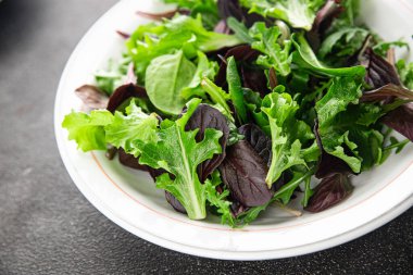 Taze salata yaprakları karışık salata sulu sağlıklı atıştırmalık sebzeler, roka, marul, meşe yaprağı, yeşil yaprak salatası lezzetli yemek arkaplanı masa kırsal gıdalar üst görünüm vejetaryen ve vejetaryen