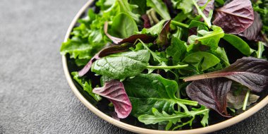 Taze salata yaprakları karışık salata sulu sağlıklı atıştırmalık sebzeler, roka, marul, meşe yaprağı, yeşil yaprak salatası lezzetli yemek arkaplanı masa kırsal gıdalar üst görünüm vejetaryen ve vejetaryen