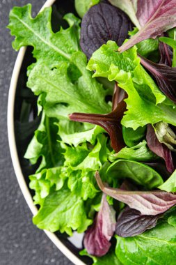 Taze salata yaprakları karışık salata sulu sağlıklı atıştırmalık sebzeler, roka, marul, meşe yaprağı, yeşil yaprak salatası lezzetli yemek arkaplanı masa kırsal gıdalar üst görünüm vejetaryen ve vejetaryen