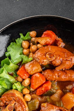 Et yahnisi sosisi, sebze güveci taze lezzetli yemek gurmesi masa üzerinde rustik gıda üst görünümü fotokopi alanı