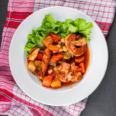 Et yahnisi sosisi, sebze güveci taze lezzetli yemek gurmesi masa üzerinde rustik gıda üst görünümü fotokopi alanı