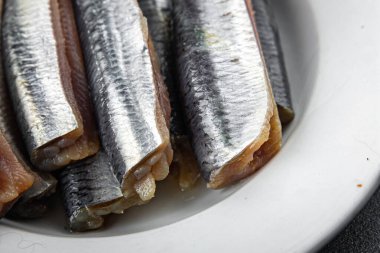 Sardalyalar tuzlanmış balıklar lezzetli gurme yemek arka planı masaya sade yemekler kopya uzay vejetaryen diyeti