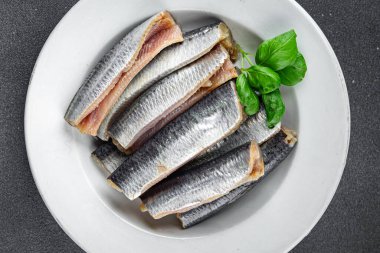 Sardalyalar tuzlanmış balıklar lezzetli gurme yemek arka planı masaya sade yemekler kopya uzay vejetaryen diyeti