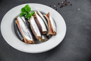 Sardalyalar tuzlanmış balıklar lezzetli gurme yemek arka planı masaya sade yemekler kopya uzay vejetaryen diyeti