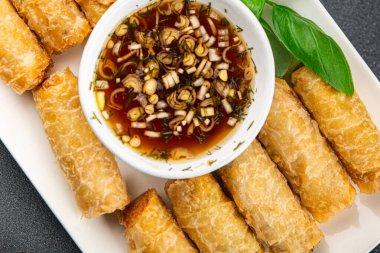Nem yemek sosu, Vietnam pirinci, kağıt rulo, gurme arka plan, masa rustik gıdalar, fotokopi alanı.