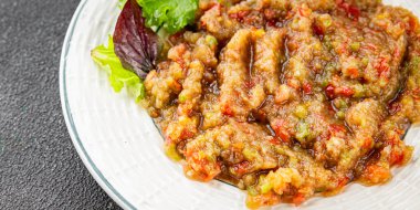 Patlıcan soslu patlıcan salatası Baba ganoush patlıcan, domates, soğan kabuğu taze gurme yemek arkaplan masa rustik gıda üst görünüm fotokopi alanı keto ve paleo diyet vejetaryen ve vejetaryen gıda