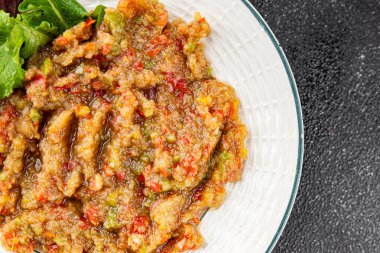 Patlıcan soslu patlıcan salatası Baba ganoush patlıcan, domates, soğan kabuğu taze gurme yemek arkaplan masa rustik gıda üst görünüm fotokopi alanı keto ve paleo diyet vejetaryen ve vejetaryen gıda