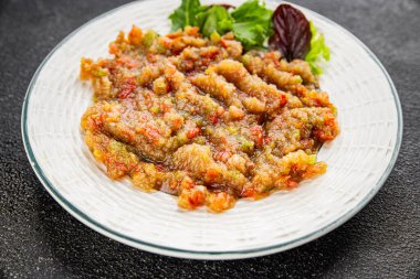 Patlıcan soslu patlıcan salatası Baba ganoush patlıcan, domates, soğan kabuğu taze gurme yemek arkaplan masa rustik gıda üst görünüm fotokopi alanı keto ve paleo diyet vejetaryen ve vejetaryen gıda