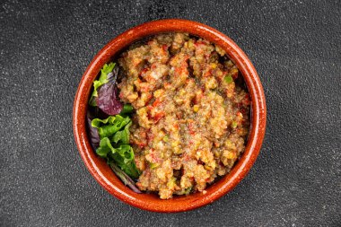 Patlıcan soslu patlıcan salatası Baba ganoush patlıcan, domates, soğan kabuğu taze gurme yemek arkaplan masa rustik gıda üst görünüm fotokopi alanı keto ve paleo diyet vejetaryen ve vejetaryen gıda