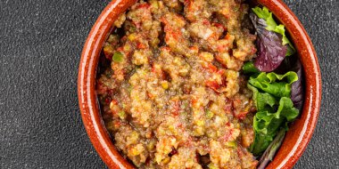 Patlıcan soslu patlıcan salatası Baba ganoush patlıcan, domates, soğan kabuğu taze gurme yemek arkaplan masa rustik gıda üst görünüm fotokopi alanı keto ve paleo diyet vejetaryen ve vejetaryen gıda