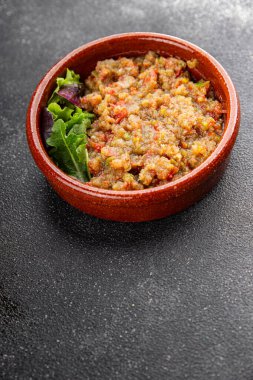 Patlıcan soslu patlıcan salatası Baba ganoush patlıcan, domates, soğan kabuğu taze gurme yemek arkaplan masa rustik gıda üst görünüm fotokopi alanı keto ve paleo diyet vejetaryen ve vejetaryen gıda