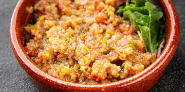 Patlıcan soslu patlıcan salatası Baba ganoush patlıcan, domates, soğan kabuğu taze gurme yemek arkaplan masa rustik gıda üst görünüm fotokopi alanı keto ve paleo diyet vejetaryen ve vejetaryen gıda