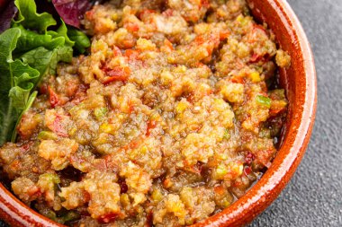 Patlıcan soslu patlıcan salatası Baba ganoush patlıcan, domates, soğan kabuğu taze gurme yemek arkaplan masa rustik gıda üst görünüm fotokopi alanı keto ve paleo diyet vejetaryen ve vejetaryen gıda