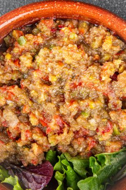 Patlıcan soslu patlıcan salatası Baba ganoush patlıcan, domates, soğan kabuğu taze gurme yemek arkaplan masa rustik gıda üst görünüm fotokopi alanı keto ve paleo diyet vejetaryen ve vejetaryen gıda