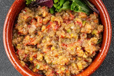 Patlıcan soslu patlıcan salatası Baba ganoush patlıcan, domates, soğan kabuğu taze gurme yemek arkaplan masa rustik gıda üst görünüm fotokopi alanı keto ve paleo diyet vejetaryen ve vejetaryen gıda