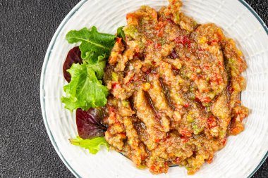 Patlıcan soslu patlıcan salatası Baba ganoush patlıcan, domates, soğan kabuğu taze gurme yemek arkaplan masa rustik gıda üst görünüm fotokopi alanı keto ve paleo diyet vejetaryen ve vejetaryen gıda