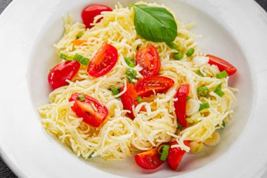 Domatesli makarna vermicelli sebzeler sofrada taze gurme yemek arkaplanı rustik yiyecekler üst manzara fotokopi alanı