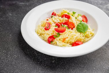 Domatesli makarna vermicelli sebzeler sofrada taze gurme yemek arkaplanı rustik yiyecekler üst manzara fotokopi alanı