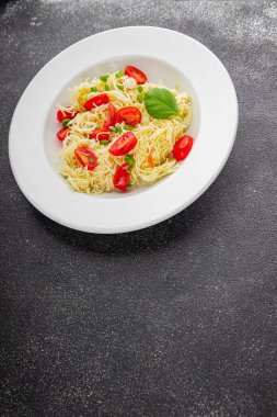 Domatesli makarna vermicelli sebzeler sofrada taze gurme yemek arkaplanı rustik yiyecekler üst manzara fotokopi alanı