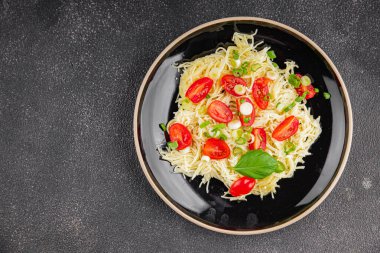 Domatesli makarna vermicelli sebzeler sofrada taze gurme yemek arkaplanı rustik yiyecekler üst manzara fotokopi alanı