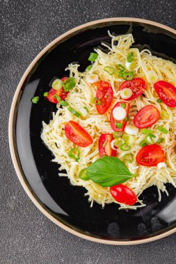 Domatesli makarna vermicelli sebzeler sofrada taze gurme yemek arkaplanı rustik yiyecekler üst manzara fotokopi alanı