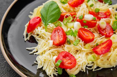 Domatesli makarna vermicelli sebzeler sofrada taze gurme yemek arkaplanı rustik yiyecekler üst manzara fotokopi alanı