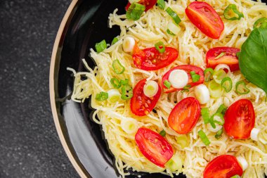 Domatesli makarna vermicelli sebzeler sofrada taze gurme yemek arkaplanı rustik yiyecekler üst manzara fotokopi alanı